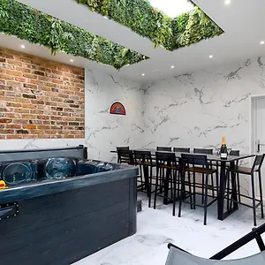  Holiday home 23 Trafalgar Square With Hot Tub And Cinema