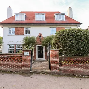  Holiday home Yardley Manor